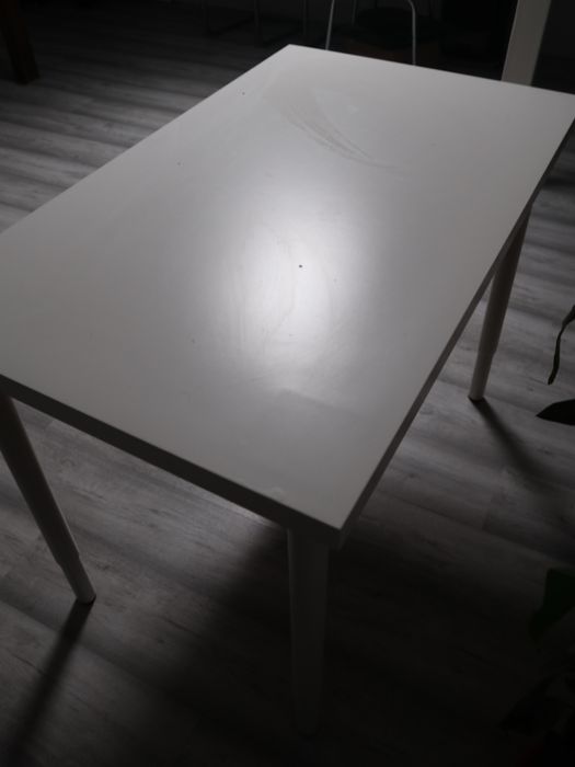 Mesa branca em ótimo estado. Altura ajustável