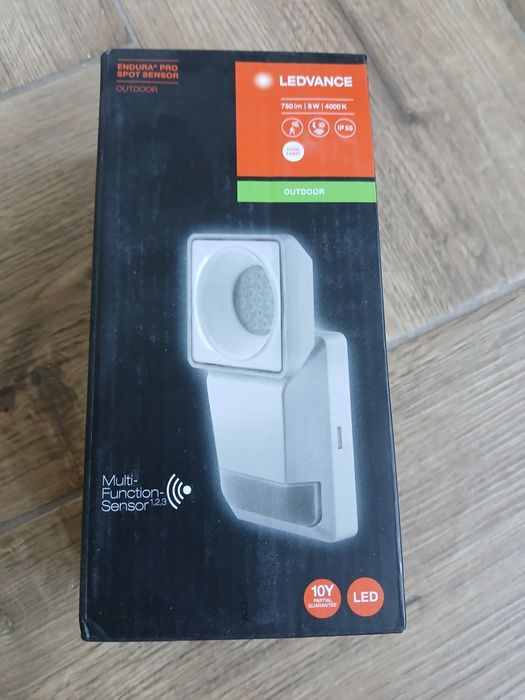 Lampa LED z czujnikiem ruchu Ledvance Endura Pro Spot Sensor 8W 4000K IP55 outdoor
