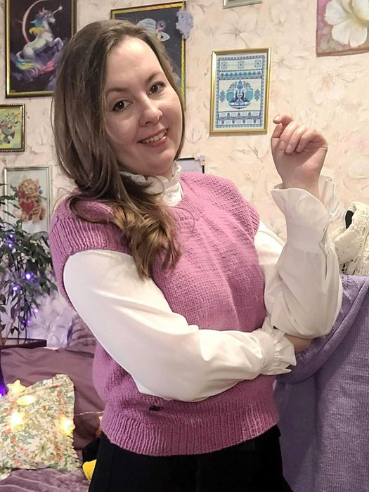 Ніжний рожевий вовняний жилет — теплий та стильний акцент