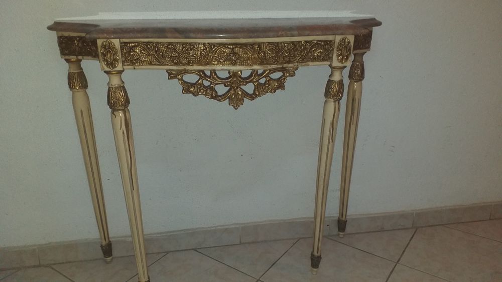 Mesa de apoio com tampo em pedra