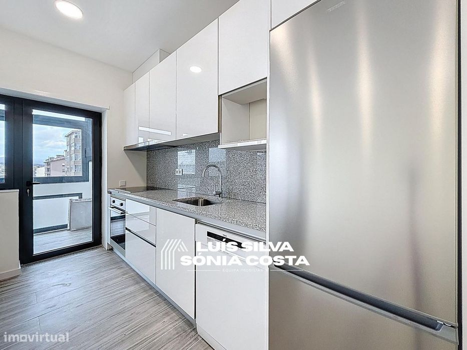 Apartamento T4 Totalmente Remodelado com 2 Varandas e Elevador –...