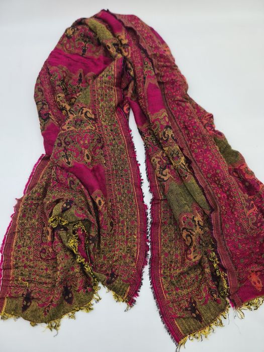 Echarpe bordeaux e dourado motivos geométricos seda