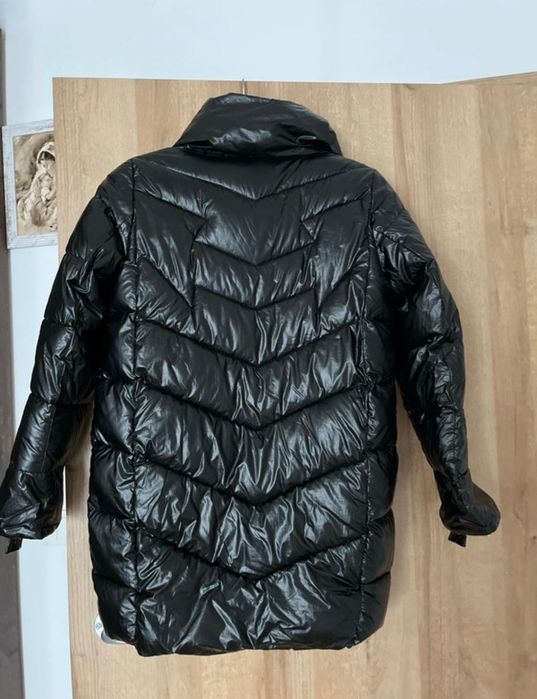 czarna długa kurtka