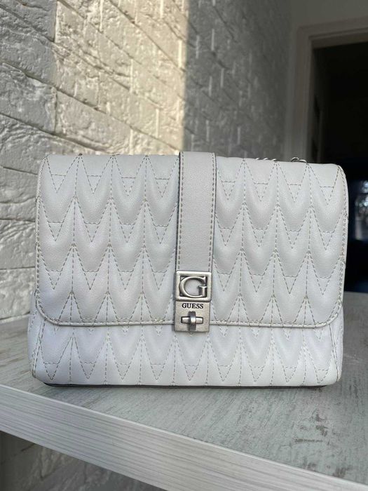 Жіноча сумка біла GUESS 24х20 см