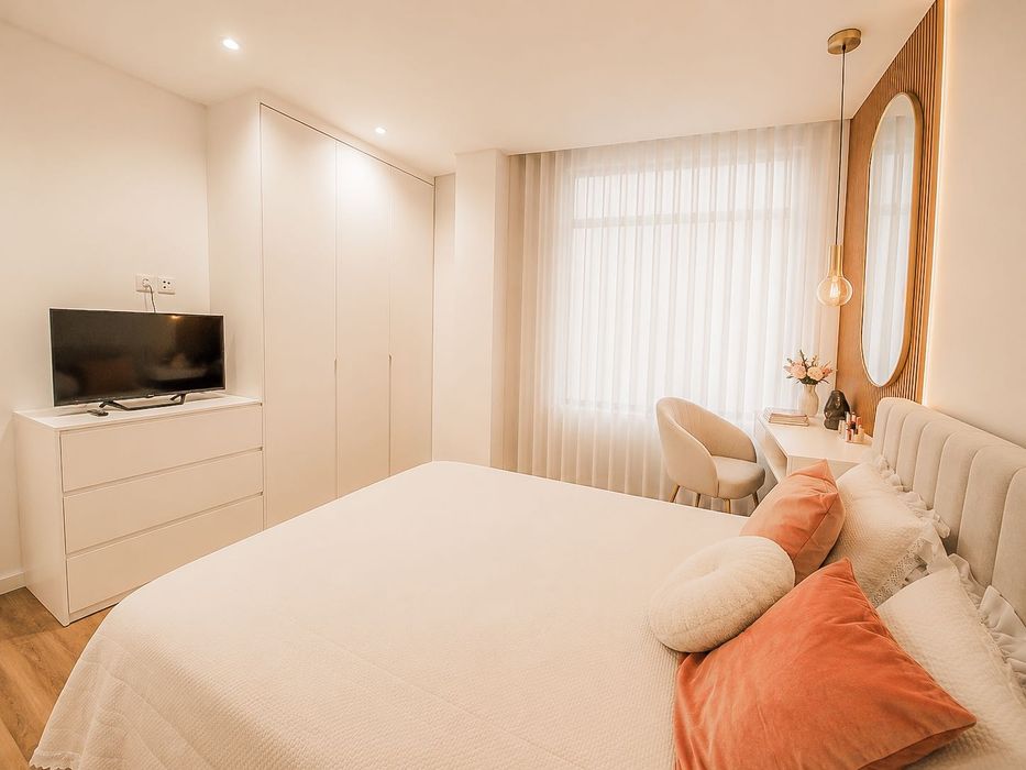 Apartamento/ Loja T2 vista mar, a 30 metros da marginal