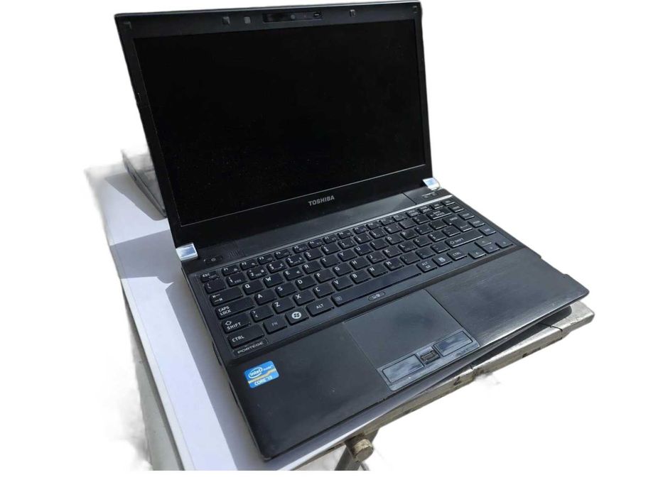 Toshiba Portégé R830-17P i3 com Dock Station Leve, Rápido e Fiável