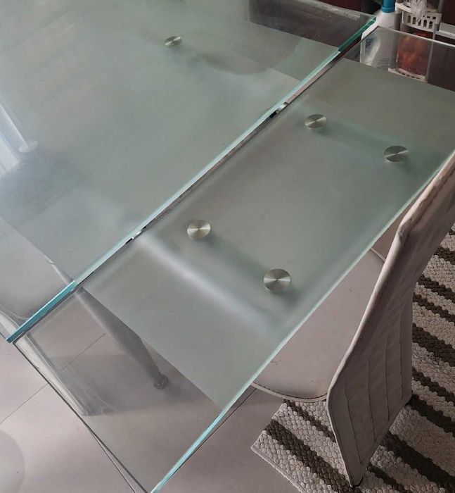 Mesa de vidro levemente esverdiado