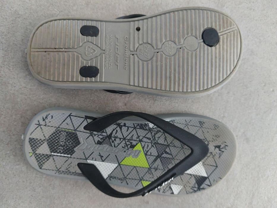 CHINELOS de dedo de criança, como novos.