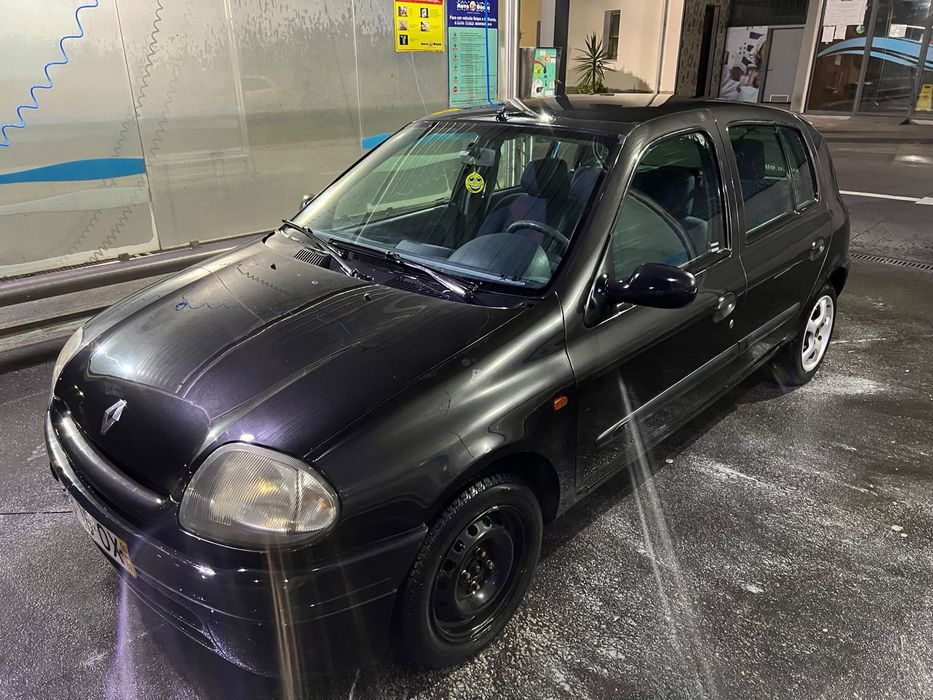 Renault Clio preto
