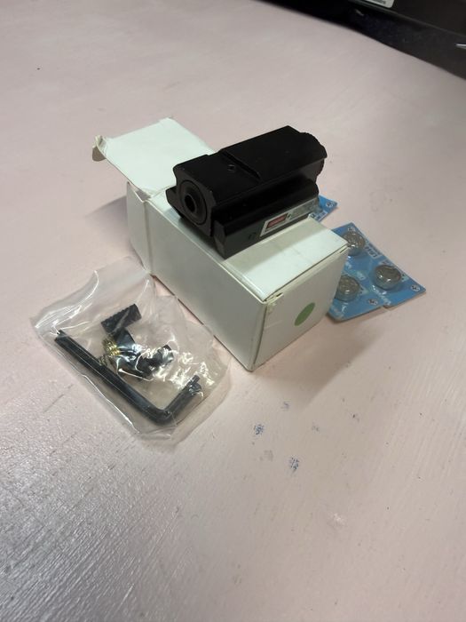 Laserowy przyrzad celowniczy , Laser