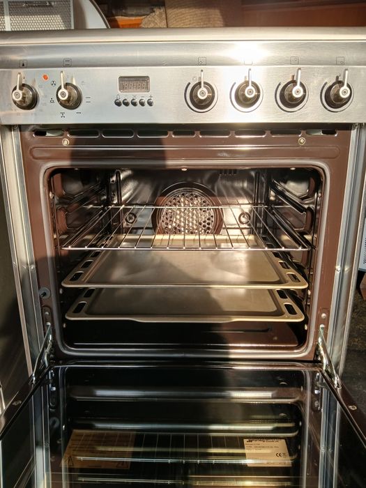 Vendo fogão vitroceramico, 4 bocas e forno eléctrico. Marca SMEG.  Como novo.