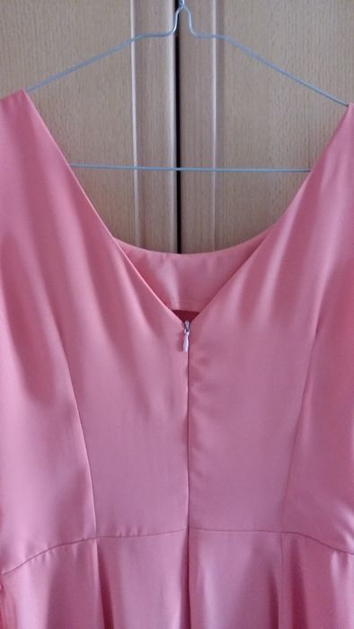 Sukienka elegancka brzoskwiniowa na imprezę wesele