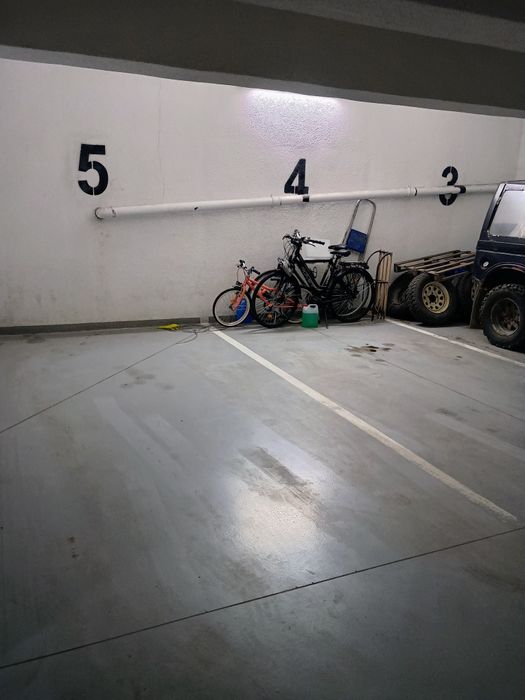 Wynajmę miejsce postojowe  Krajobrazowa 19