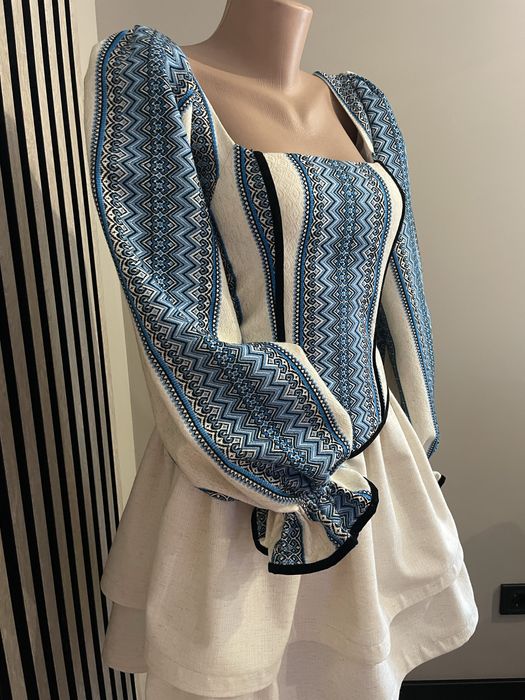 Костюм з вишивкою