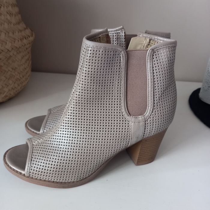 Beżowe sandały wysokie buty z odkrytymi palcami 39