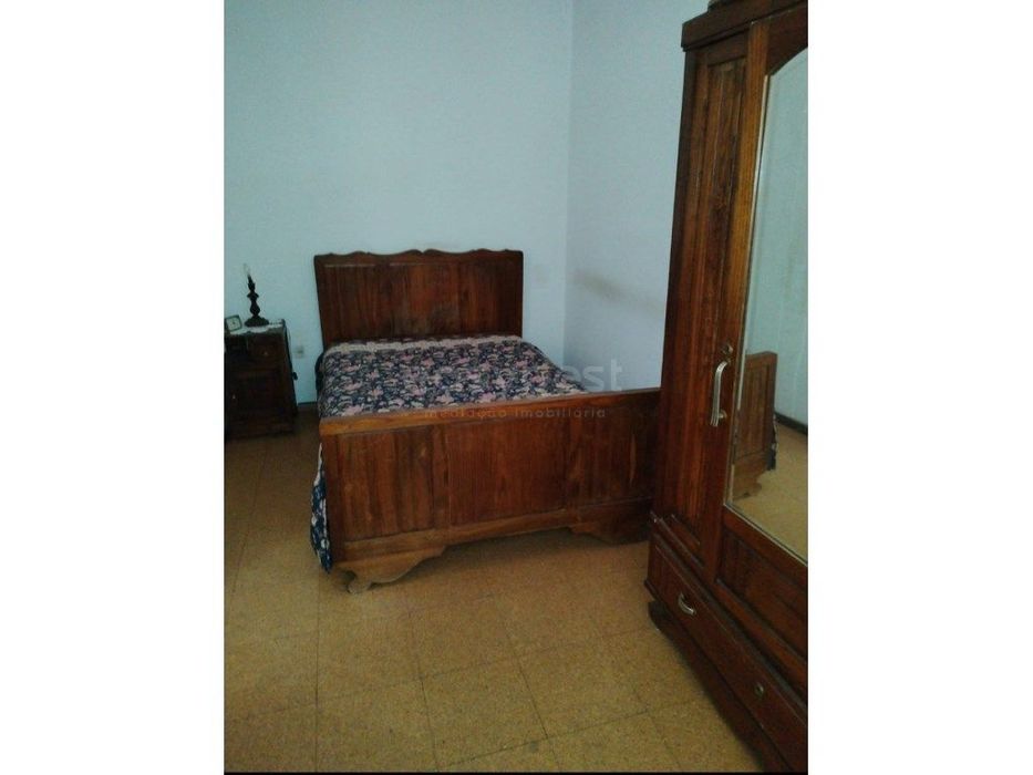 Moradia duplex espaçosa com 5 quartos e varanda - Lagoaça