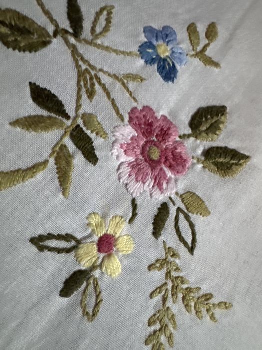 Obrus recznie haftowany kwiaty do kolekcji