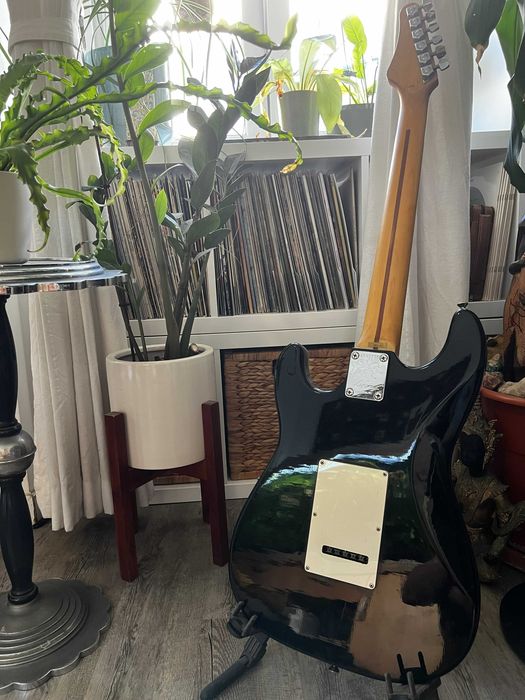 Guitarra elétrica Washburn Lyon Series preta - OPORTUNIDADE