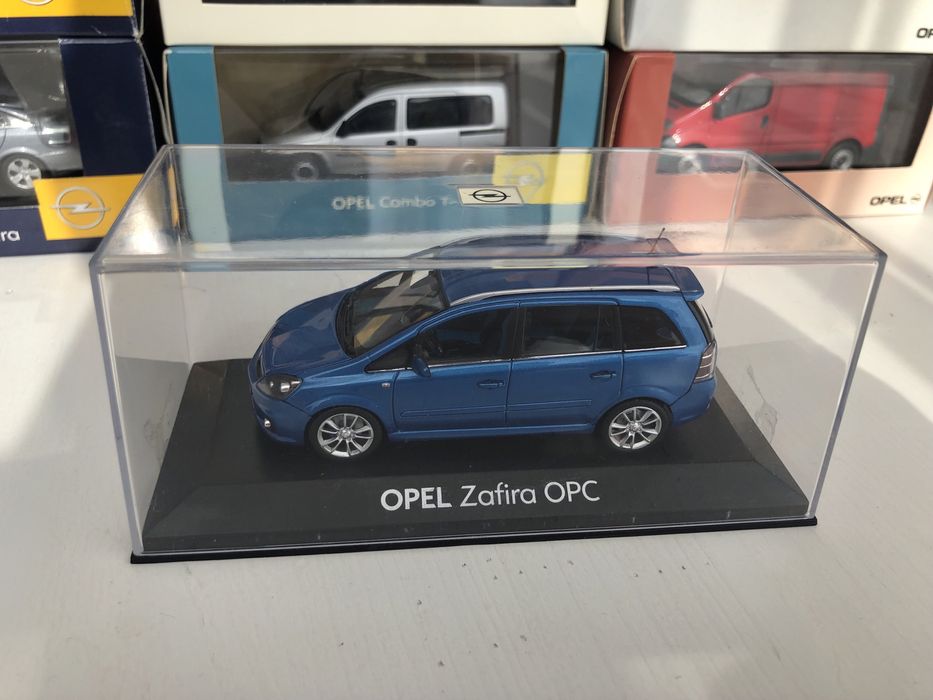 Model Opel Zafira B OPC skala 1/43  Minichamps