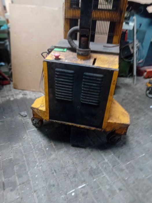 Stacker eléctrico elevação 3500mm. Para aproveitamento de peças.