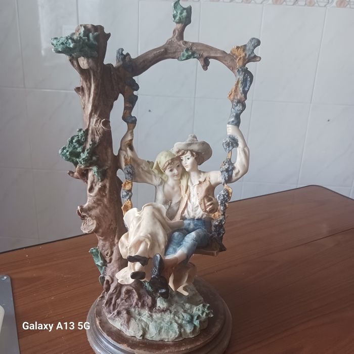 Estatueta em marfinite com casal de enamorados