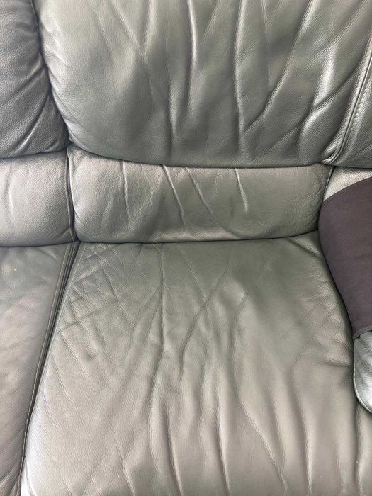 Conjunto sofás em pele (1 de 3 lugares + 1 de 2 lugares)