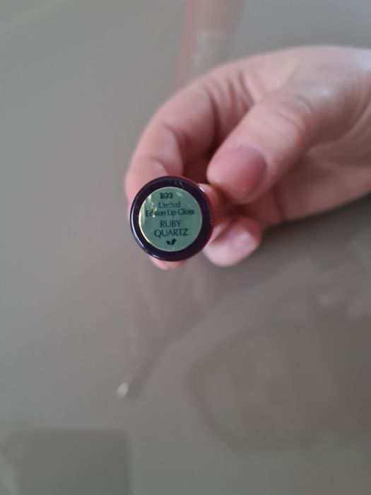 Estee Lauder błyszczyk do ust Ruby Quartz.