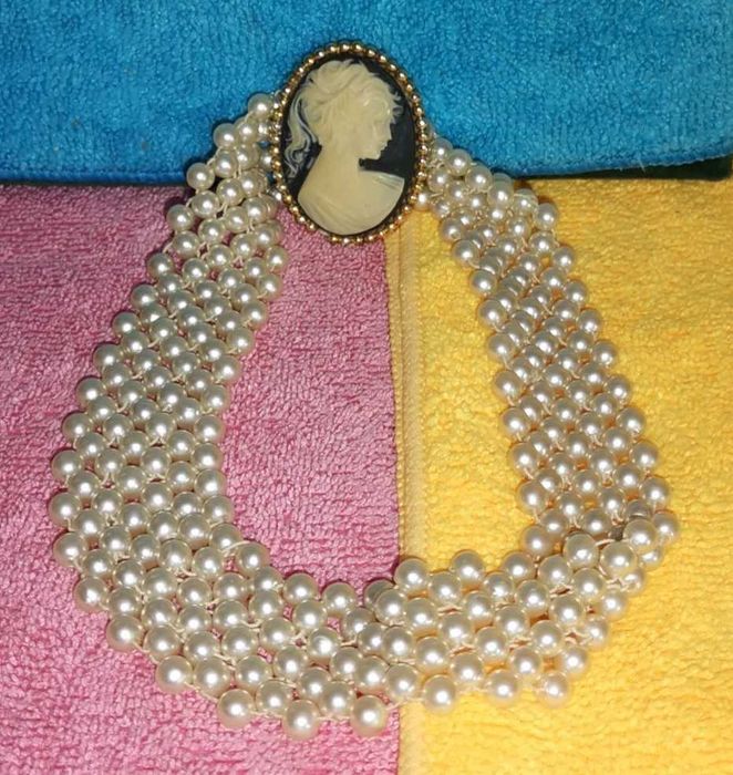 Colar vintage de fio elástico com pérolas artificiais e fecho CAMAFEU