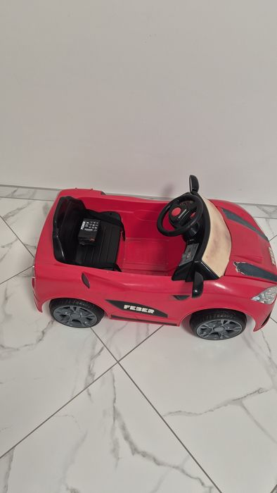 Дитячий електромобіль на батареї.