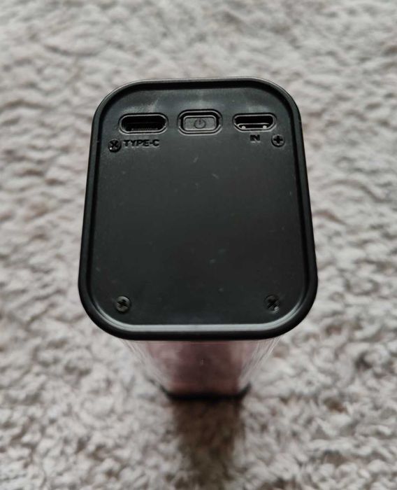 Mocny powerbank 8 x 18650 QC PD 22.5W 20 LED skręcany