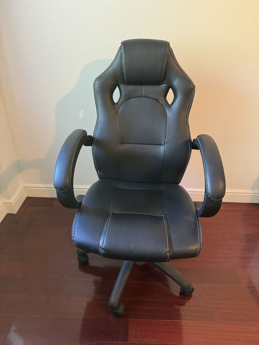 Cadeira Gamer Ergonómica Preta com Apoios de Braço – Excelente Estado