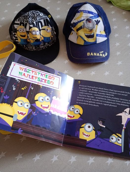 Czapki z daszkiem , torebka , książka Minionki 2-5 lat