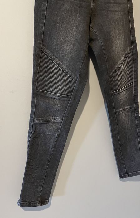 Jeansowe czarne spodnie Cropp