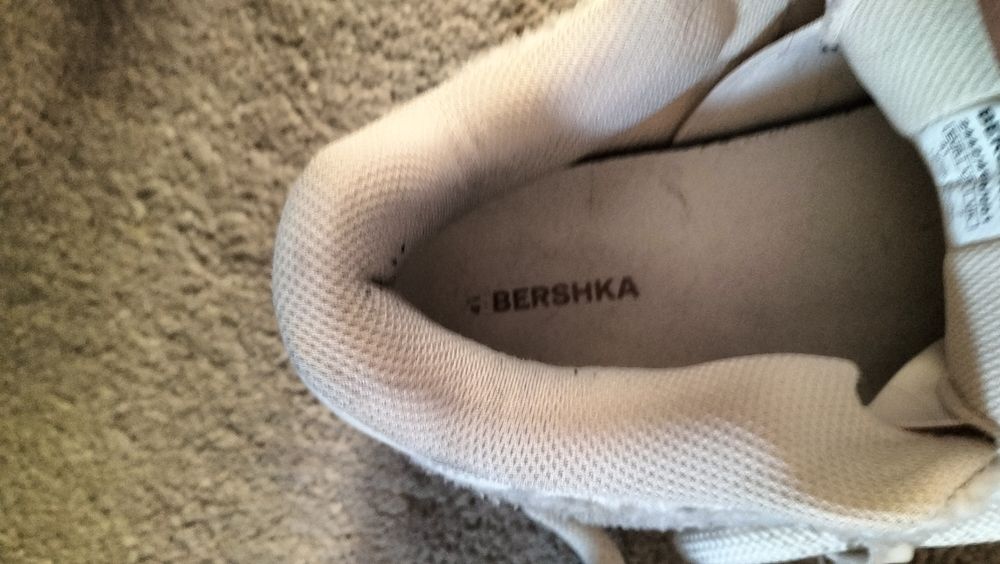 Tênis da marca Bershka em cor branca.
