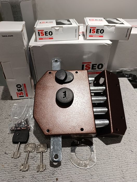 Chaveiro para instalação fechaduras, abertura e reparação de portass