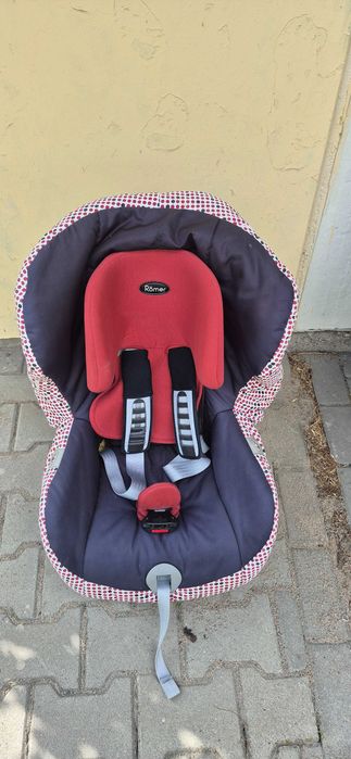 Komplet Foteliki Romer dla dziecka do samochodu.