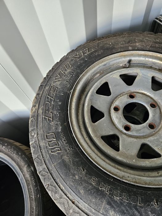 Pneus seminovos 185R14 C L. Truck MCA 75 com jante incluída