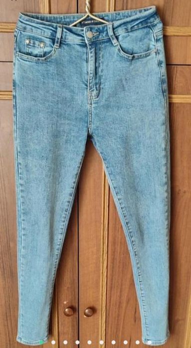 Джинси  - скіні.