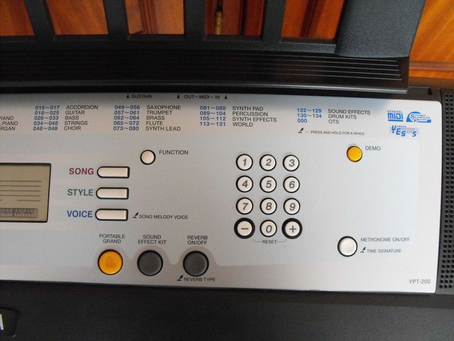 Órgão YAMAHA YPT-200/PSR-E203