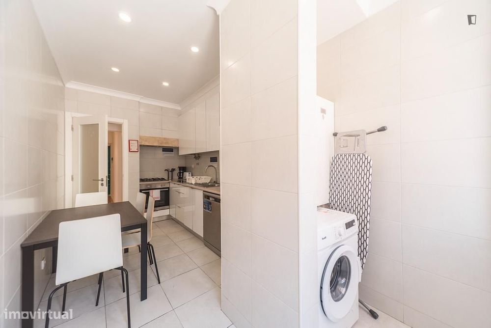 Quarto - localizado em Sete Rios Lisbon