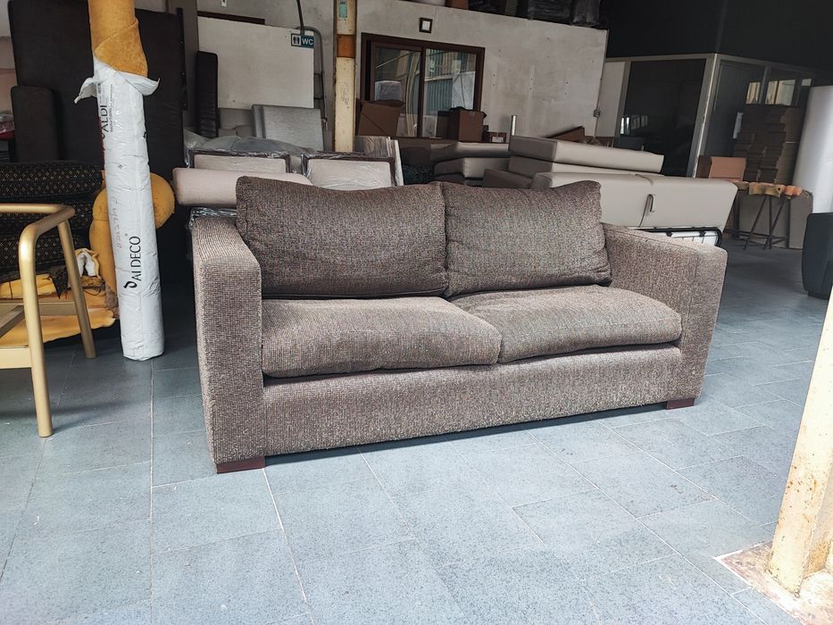 Sofá de dois lugares grandes