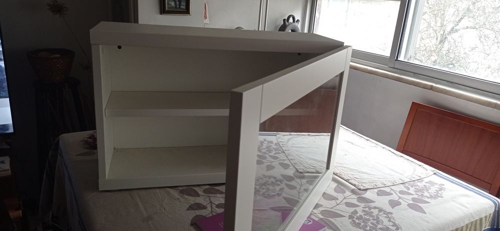 Armário com porta de vidro