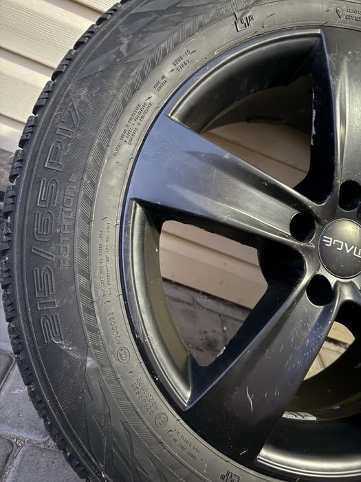 Nokian hakkapeliitta r3. 215/65/17