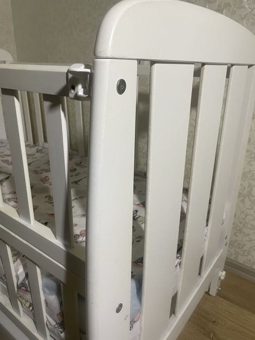 Дитяче ліжечко з матрацом