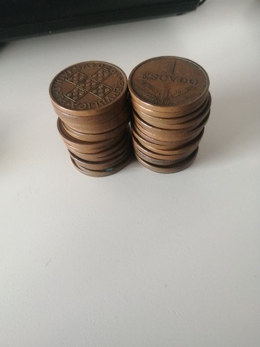 Vendo lote de 52 moedas "escudos" (portes incluídos)
