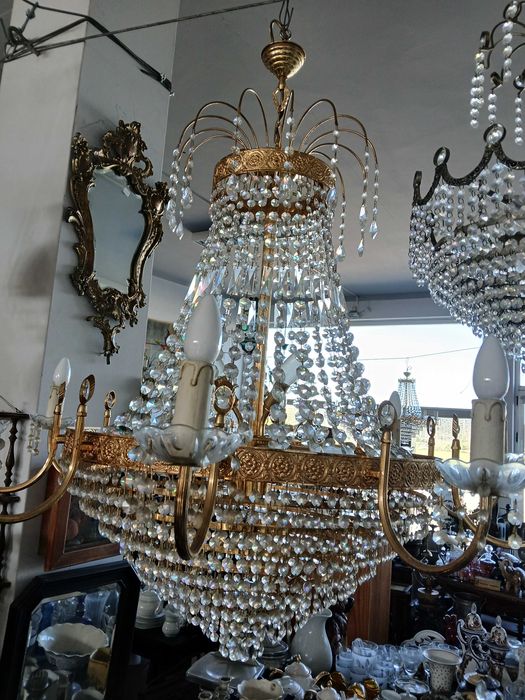 Varias dezenas de candeeiros em cristal e outros.