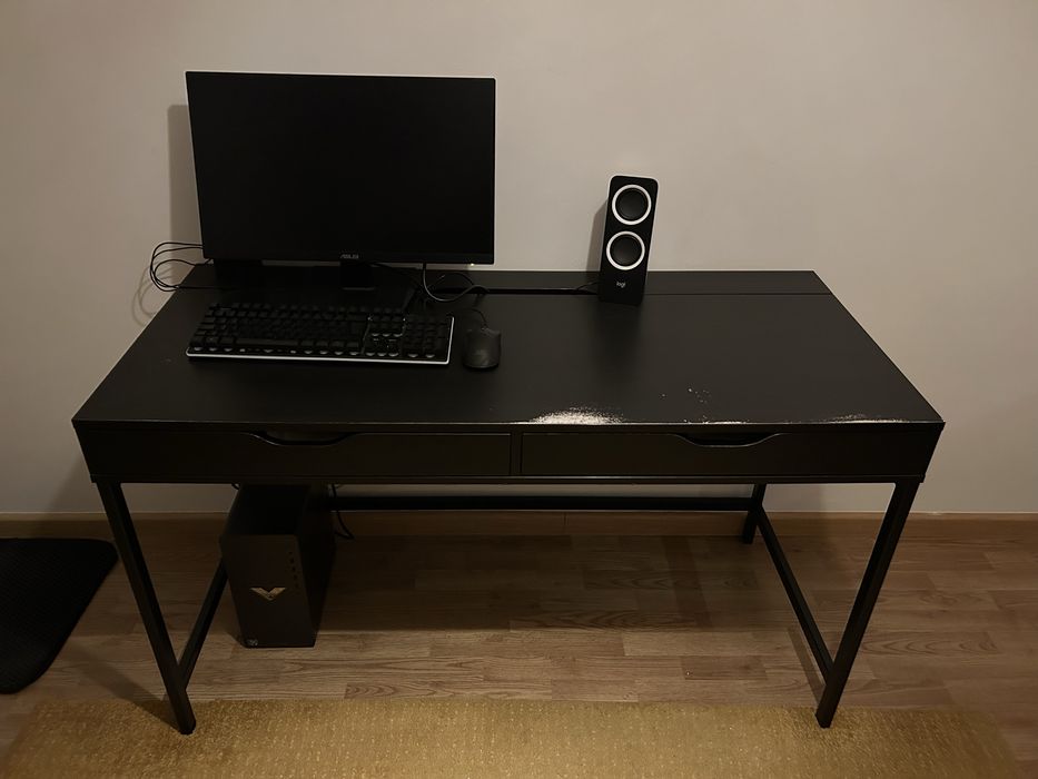 Secretaria Preta + Carpete Ikea