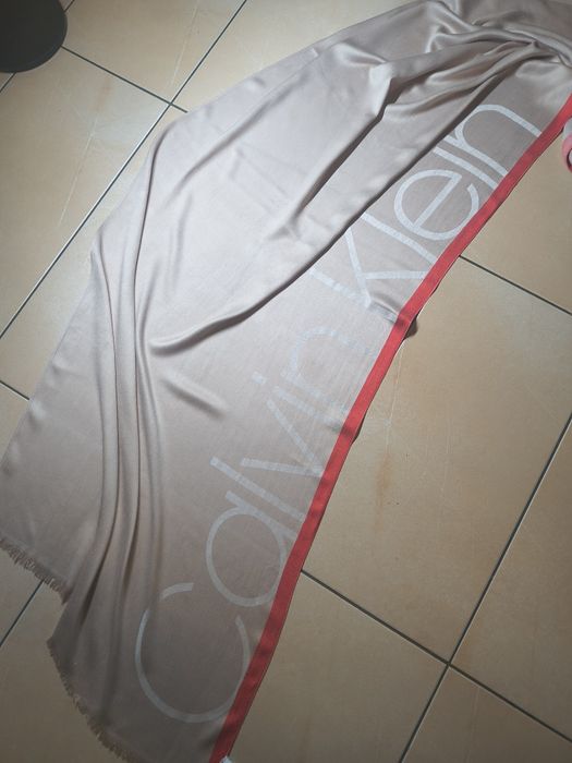 Szal Chusta CALVIN KLEIN Beżowy Logowany Czerwona Ramka Wiskoza