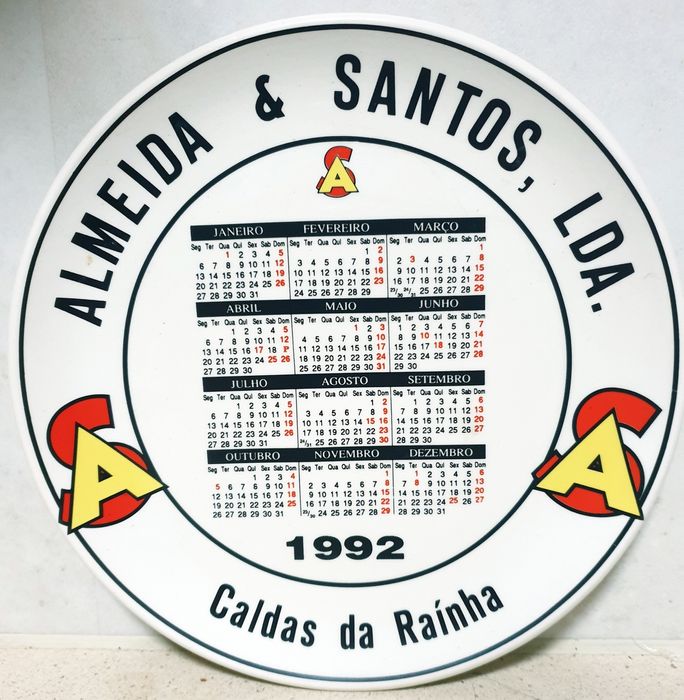 Prato calendario de 1992 Almeida & Santos Lda. em porcelana