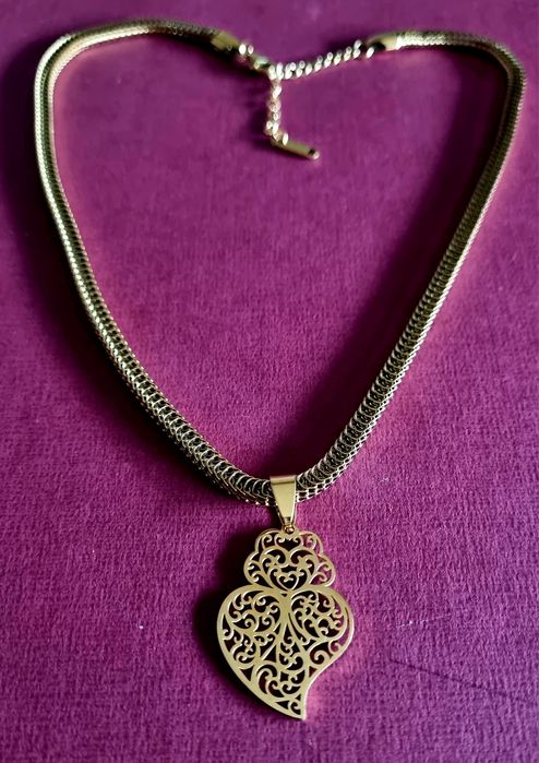 Colar dourado, em aço, malha grossa e um coração de Viana em filigrana
